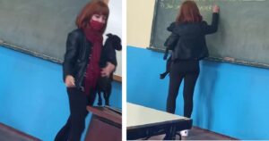 Le immagini dell’insegnante che fa lezione in classe con un cane in braccio diventano virali