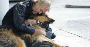 Un senzatetto condivide con il suo cane il poco cibo che è riuscito a procurarsi