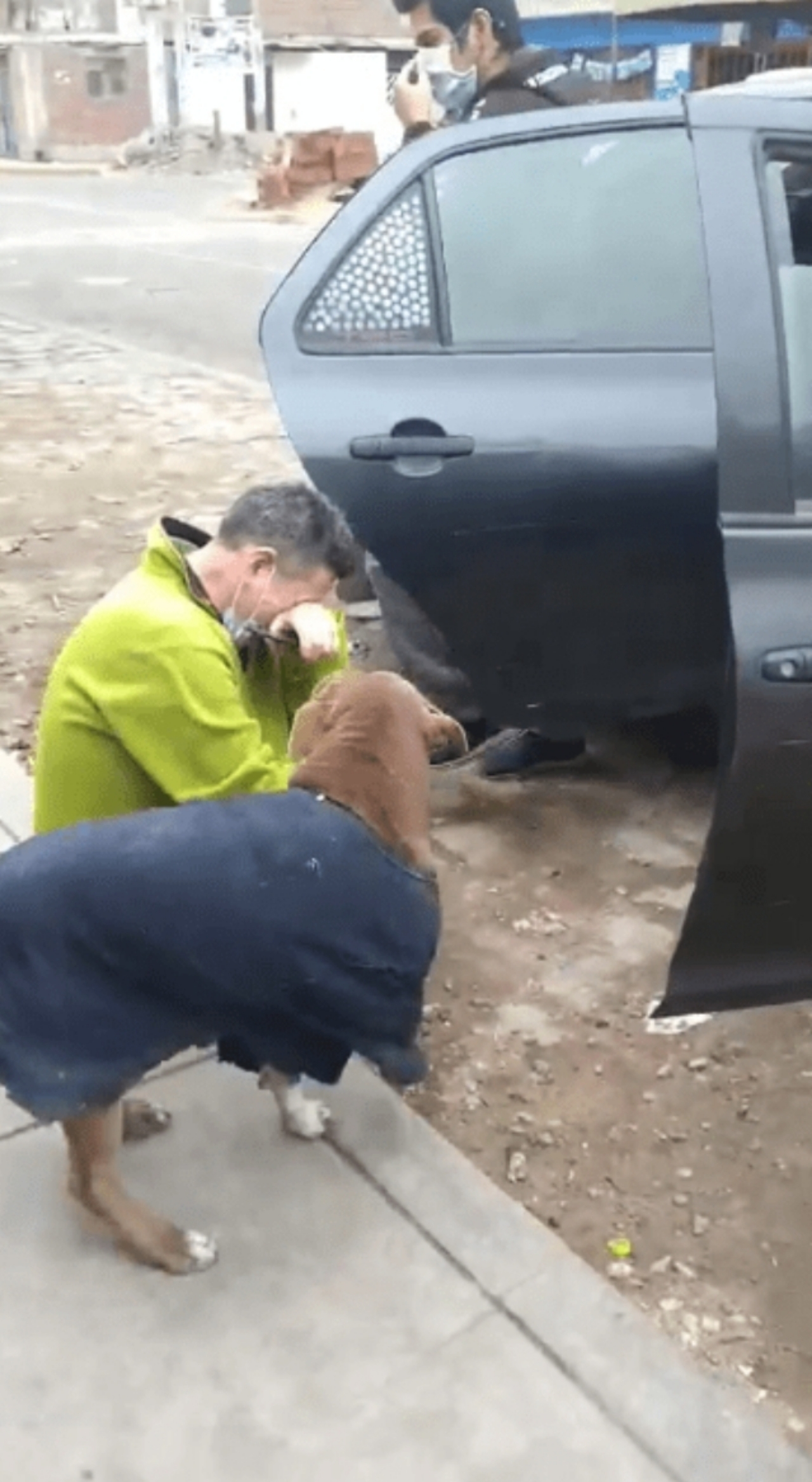 famiglia piange di gioia, dopo aver ritrovato il loro cucciolo