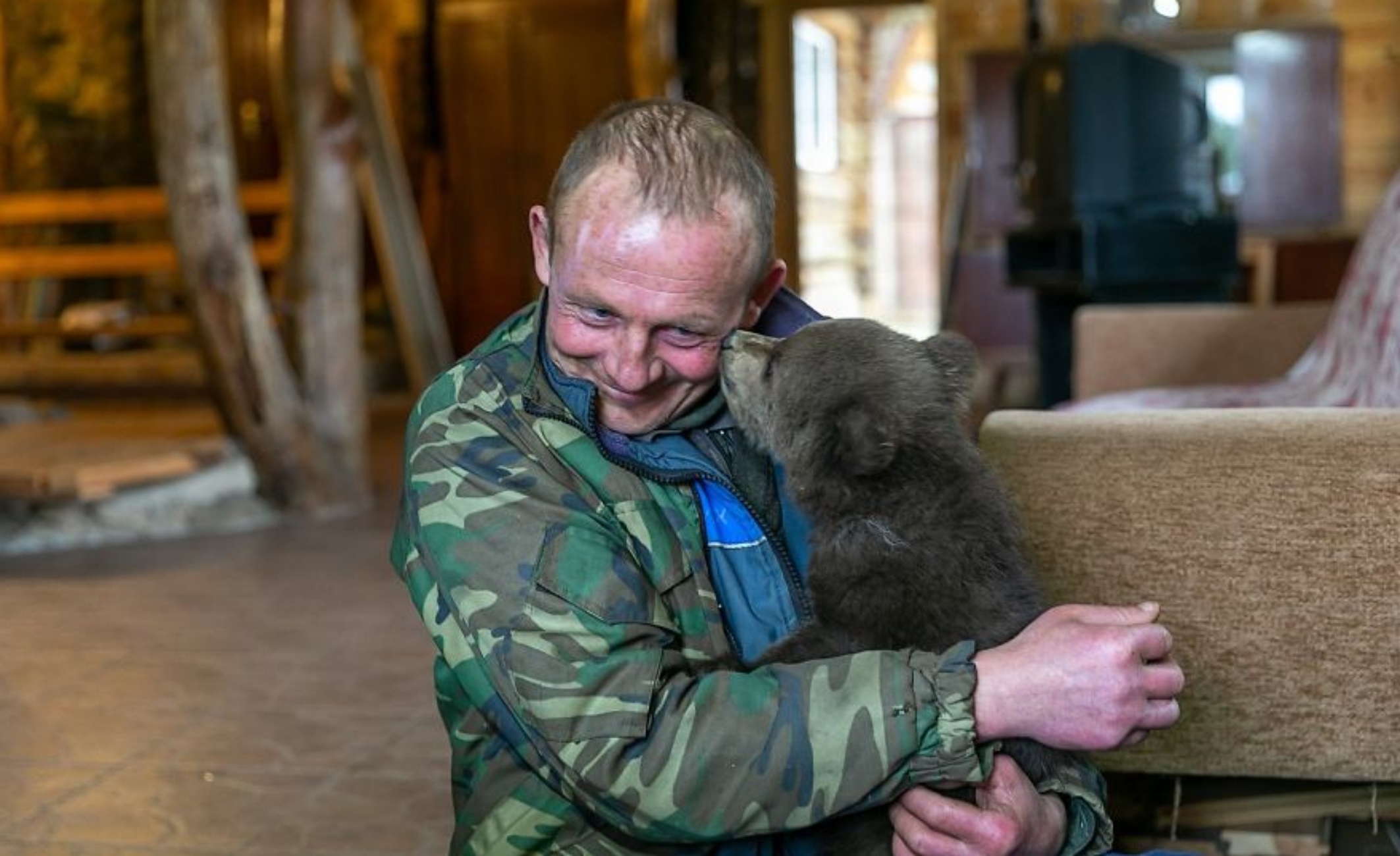 umano con cucciolo di orso