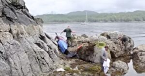 Orca bloccata tra le rocce emette un potente suono per chiedere aiuto (VIDEO)