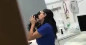 Telecamera riprende una veterinaria alle prese con un gatto in cura (VIDEO)